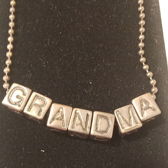 Vintage prima bella block lettered "GRANDMA" chain necklace - Picture 2 of 4